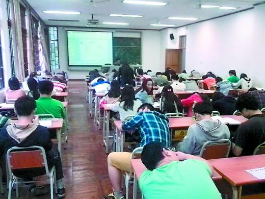 高校学生玩手机新闻当代大学生玩手机现状-第2张图片-太平洋在线下载